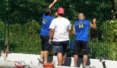 La posa della recinzione in grigliato Sterope